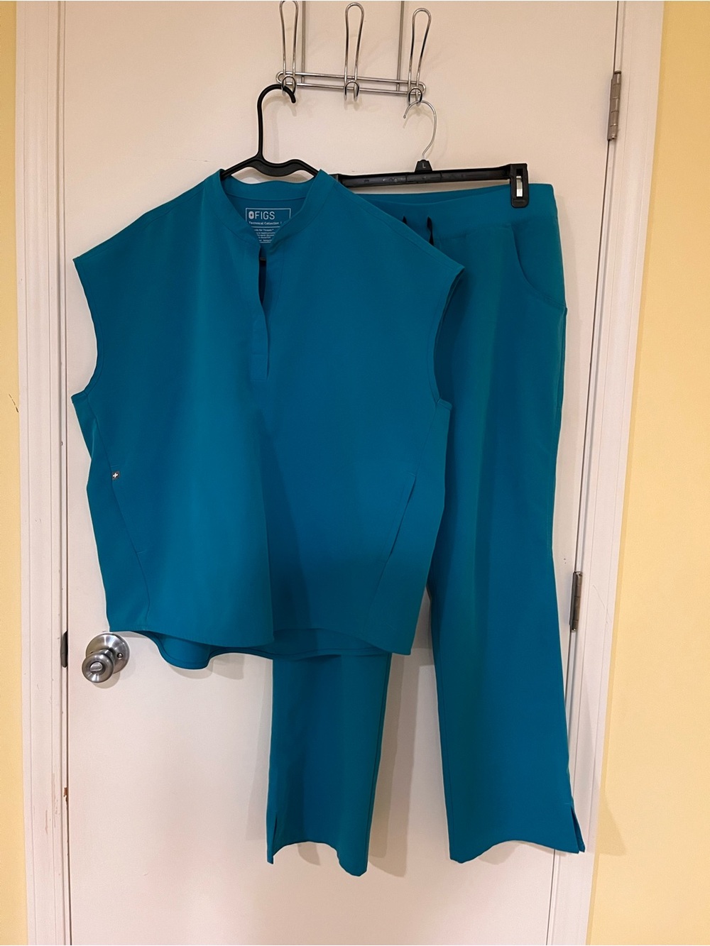 Figs Women's Scrub Set in Teal Blue size large